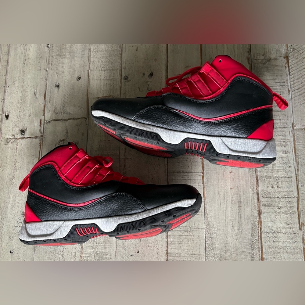 Fila Men's Black and Red Sneakers Size 7